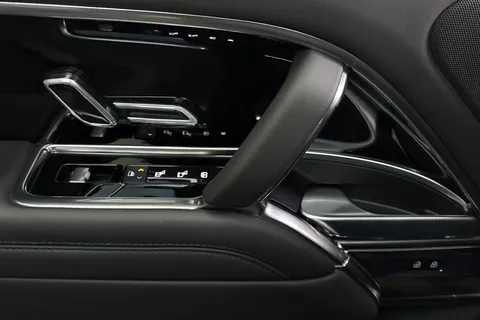 47 of 51 for Land Rover Range Rover 3.0 D300 SE 5dr