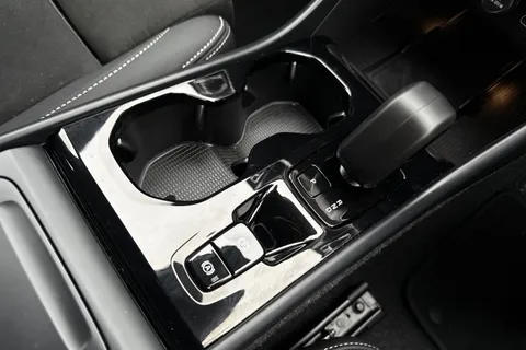 DL25RXT Volvo Xc40 2.0 B4P Plus Dark 5dr Auto Thumbnail #19