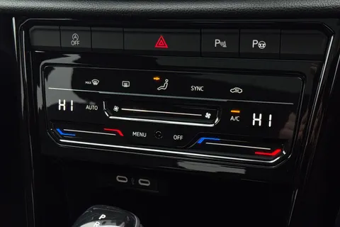  Volkswagen T-Roc 1.5 TSI Style Design DSG Euro 6 (s/s) 5dr Thumbnail #21