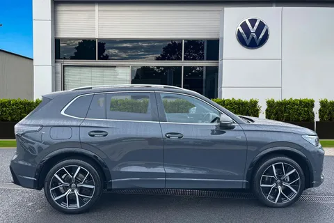 MK24NHF Volkswagen Tiguan 1.5 eTSI 150 R-Line 5dr DSG **UNDER 40K LIST PRICE** Thumbnail #3