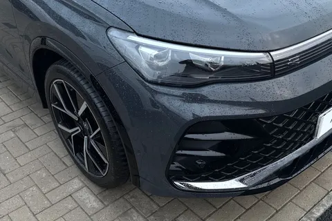 MK24NHF Volkswagen Tiguan 1.5 eTSI 150 R-Line 5dr DSG **UNDER 40K LIST PRICE** Thumbnail #16