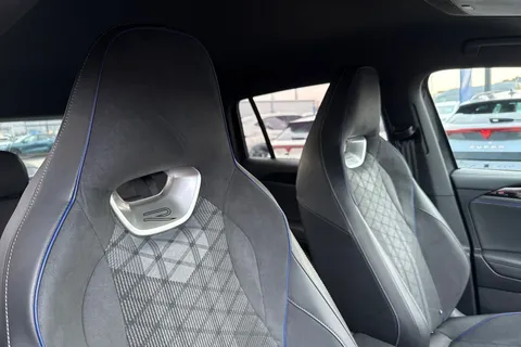 MK24NHF Volkswagen Tiguan 1.5 eTSI 150 R-Line 5dr DSG **UNDER 40K LIST PRICE** Thumbnail #20