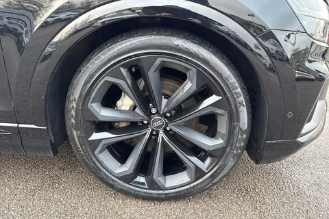 12 of 58 for Audi Q8 Black Edition 55 TFSI quattro 340 PS tiptronic