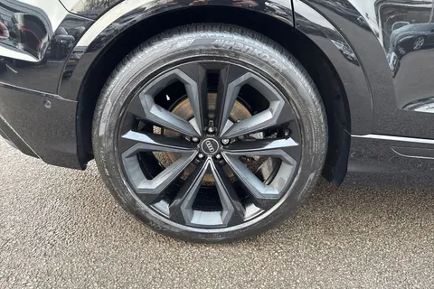 13 of 58 for Audi Q8 Black Edition 55 TFSI quattro 340 PS tiptronic