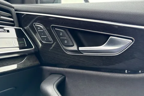 21 of 58 for Audi Q8 Black Edition 55 TFSI quattro 340 PS tiptronic