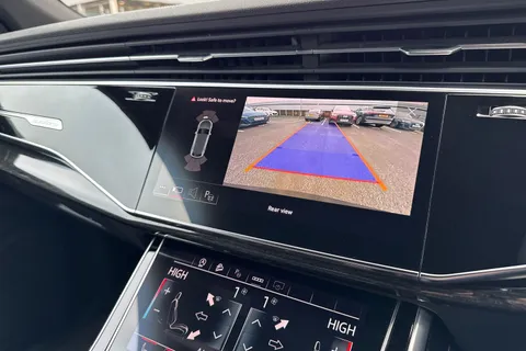 31 of 58 for Audi Q8 Black Edition 55 TFSI quattro 340 PS tiptronic