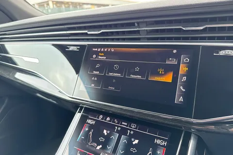 35 of 58 for Audi Q8 Black Edition 55 TFSI quattro 340 PS tiptronic