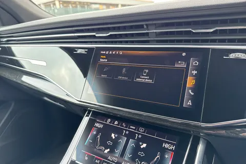 37 of 58 for Audi Q8 Black Edition 55 TFSI quattro 340 PS tiptronic