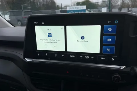 DG75BZU Volkswagen Transporter 2.0 TDI 110 Commerce Pro Van Thumbnail #18