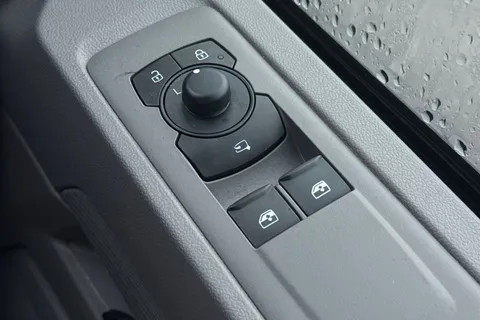 DG75BZU Volkswagen Transporter 2.0 TDI 110 Commerce Pro Van Thumbnail #44