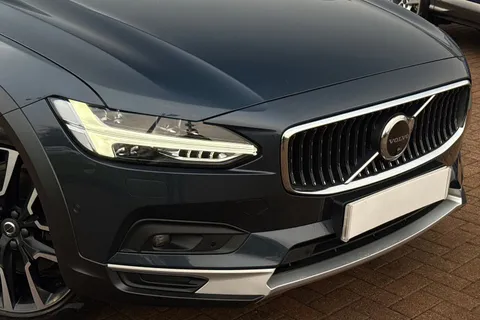 AB68RNE Volvo V90 Cross Country 2.0 B5 MHEV Ultimate Auto AWD Euro 6 (s/s) 5dr Thumbnail #8