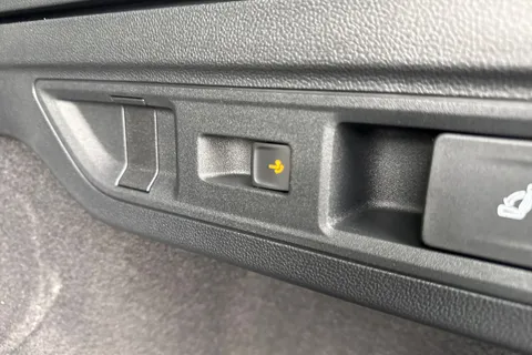  Volkswagen Passat 1.5 eTSI MHEV R-Line Estate 5dr Petrol Hybrid DSG Euro 6 (s/s) (150 ps) Thumbnail #29