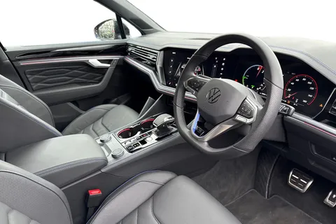 DG75WJK Volkswagen Touareg 3.0 V6 TSI eHybrid 4Motion R 5dr Tip Auto | Tow Bar | Massage Seats Thumbnail #14