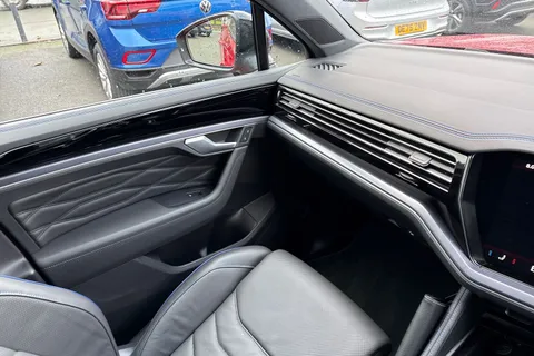 DG75WJK Volkswagen Touareg 3.0 V6 TSI eHybrid 4Motion R 5dr Tip Auto | Tow Bar | Massage Seats Thumbnail #20