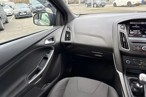 BJ66KUG Ford Focus 1.5T EcoBoost ST-Line Euro 6 (s/s) 5dr Thumbnail #21