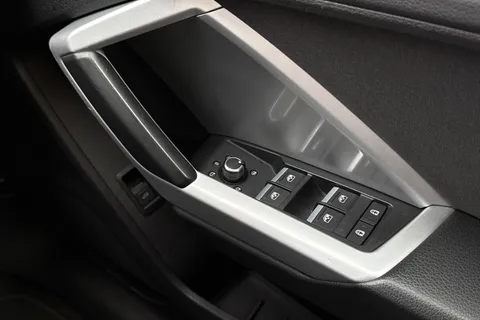 37 of 46 for Audi Q3 Sport 35 TFSI 150 PS S tronic