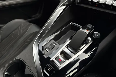 RV71HRP PEUGEOT 3008 1.6 13.2kWh GT e-EAT 4WD Euro 6 (s/s) 5dr Thumbnail #24