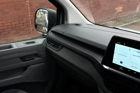 BG25EDX Volkswagen Transporter 2.0 TDI 150 Commerce Plus Van Auto Thumbnail #15