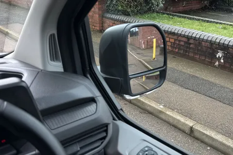 BG25EDX Volkswagen Transporter 2.0 TDI 150 Commerce Plus Van Auto Thumbnail #18