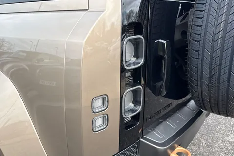  Land Rover Defender 110 4.4P V8 MHEV OCTA Auto 4WD Euro 6 (s/s) 5dr Thumbnail #34