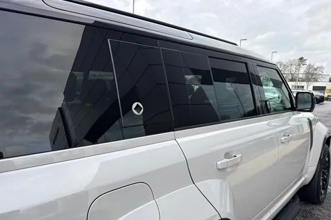  Land Rover Defender 110 4.4 P635 V8 MHEV OCTA Auto 4WD Euro 6 (s/s) 5dr Thumbnail #32