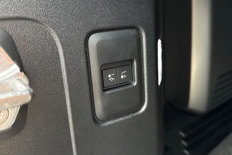  Land Rover Defender 110 4.4P V8 MHEV OCTA Auto 4WD Euro 6 (s/s) 5dr Thumbnail #40