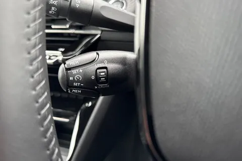 YT24RUR PEUGEOT e-2008 54kWh Allure Auto 5dr (7kW Charger) Thumbnail #41