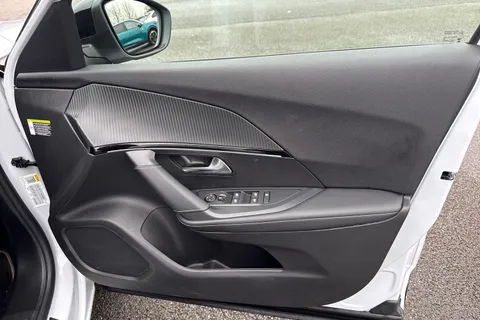 KM25UUP PEUGEOT 2008 1.2 HYBRID GT e-DSC6 Euro 6 (s/s) 5dr Thumbnail #21