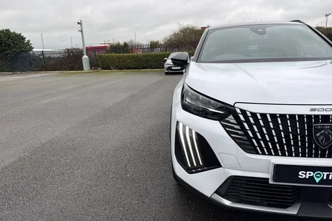 KM25UUP PEUGEOT 2008 1.2 HYBRID GT e-DSC6 Euro 6 (s/s) 5dr Thumbnail #25