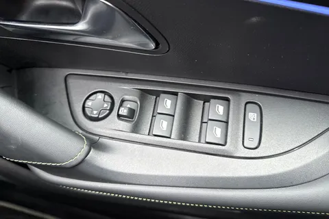 KM25UUP PEUGEOT 2008 1.2 HYBRID GT e-DSC6 Euro 6 (s/s) 5dr Thumbnail #42