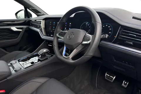 14 of 45 for Volkswagen Touareg 3.0 V6 TSI eHybrid 4Motion R 5dr Tip Auto, **TOW BAR, VAT QUALIFYING**