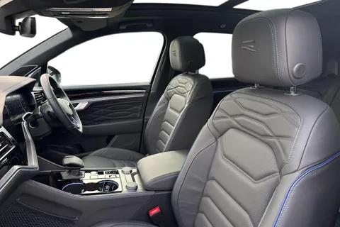 16 of 45 for Volkswagen Touareg 3.0 V6 TSI eHybrid 4Motion R 5dr Tip Auto, **TOW BAR, VAT QUALIFYING**