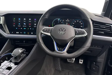 18 of 45 for Volkswagen Touareg 3.0 V6 TSI eHybrid 4Motion R 5dr Tip Auto, **TOW BAR, VAT QUALIFYING**