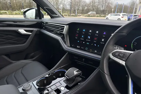 20 of 45 for Volkswagen Touareg 3.0 V6 TSI eHybrid 4Motion R 5dr Tip Auto, **TOW BAR, VAT QUALIFYING**