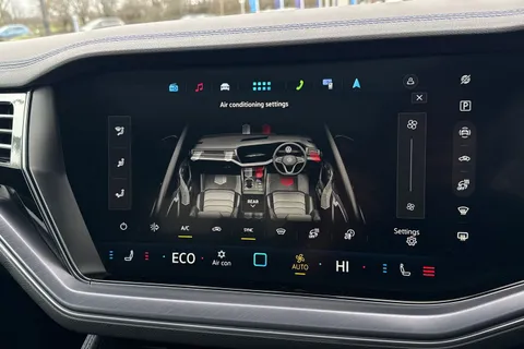 22 of 45 for Volkswagen Touareg 3.0 V6 TSI eHybrid 4Motion R 5dr Tip Auto, **TOW BAR, VAT QUALIFYING**