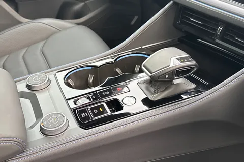 23 of 45 for Volkswagen Touareg 3.0 V6 TSI eHybrid 4Motion R 5dr Tip Auto, **TOW BAR, VAT QUALIFYING**