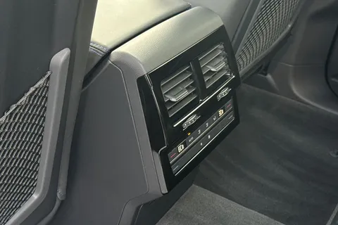 33 of 45 for Volkswagen Touareg 3.0 V6 TSI eHybrid 4Motion R 5dr Tip Auto, **TOW BAR, VAT QUALIFYING**