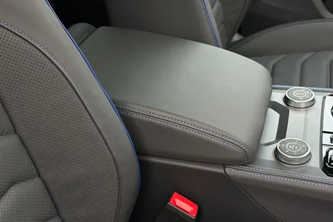 35 of 45 for Volkswagen Touareg 3.0 V6 TSI eHybrid 4Motion R 5dr Tip Auto, **TOW BAR, VAT QUALIFYING**