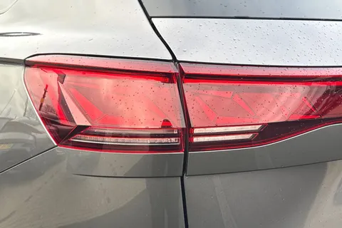 8 of 55 for Volkswagen Touareg 3.0 V6 TSI eHybrid 4Motion R 5dr Tip Auto, **TOW BAR, VAT QUALIFYING**