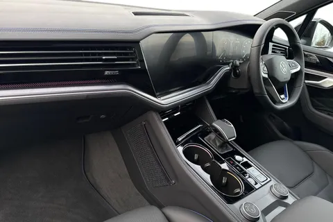 15 of 55 for Volkswagen Touareg 3.0 V6 TSI eHybrid 4Motion R 5dr Tip Auto, **TOW BAR, VAT QUALIFYING**