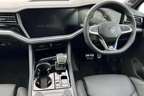 18 of 55 for Volkswagen Touareg 3.0 V6 TSI eHybrid 4Motion R 5dr Tip Auto, **TOW BAR, VAT QUALIFYING**