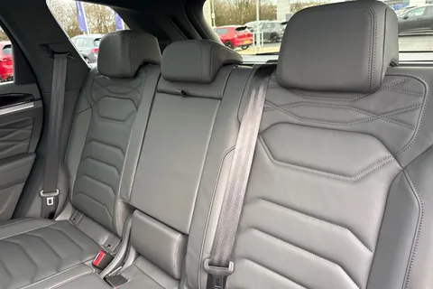 19 of 55 for Volkswagen Touareg 3.0 V6 TSI eHybrid 4Motion R 5dr Tip Auto, **TOW BAR, VAT QUALIFYING**