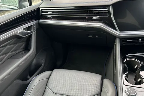 20 of 55 for Volkswagen Touareg 3.0 V6 TSI eHybrid 4Motion R 5dr Tip Auto, **TOW BAR, VAT QUALIFYING**