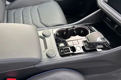 23 of 55 for Volkswagen Touareg 3.0 V6 TSI eHybrid 4Motion R 5dr Tip Auto, **TOW BAR, VAT QUALIFYING**