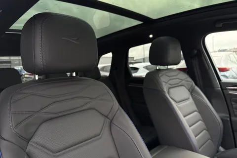 24 of 55 for Volkswagen Touareg 3.0 V6 TSI eHybrid 4Motion R 5dr Tip Auto, **TOW BAR, VAT QUALIFYING**