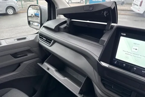 DF25FVW Volkswagen Transporter 160kW 65kWh Commerce Pro Van Auto Thumbnail #37