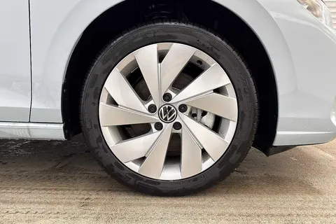 KM75BVB Volkswagen Golf 1.5 TSI 204 Style eHybrid 5dr DSG Thumbnail #5