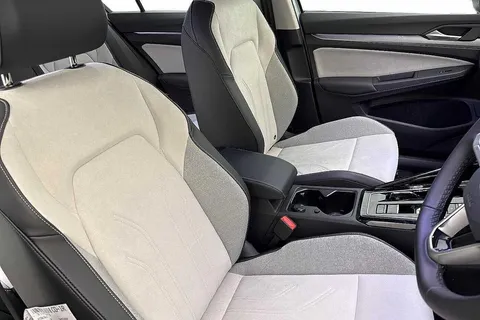 KM75BVB Volkswagen Golf 1.5 TSI 204 Style eHybrid 5dr DSG Thumbnail #10