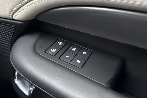 26 of 50 for Land Rover Discovery 3.0 D300 Metropolitan Edition 5dr