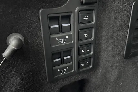 28 of 50 for Land Rover Discovery 3.0 D300 Metropolitan Edition 5dr